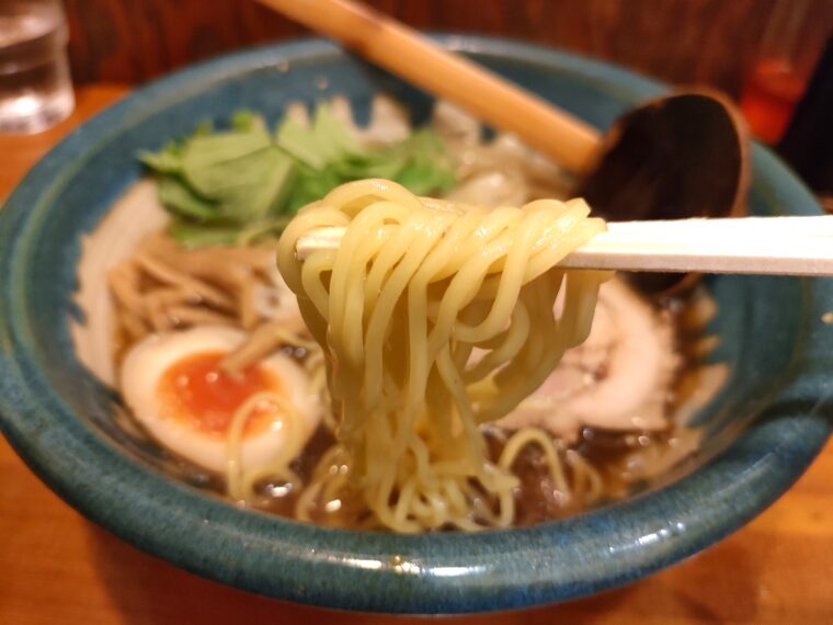 ＜支那そば やまいち＞のワンタンメンの麺の写真