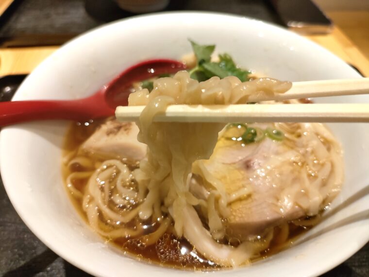 天国屋の地鶏ラーメンの麺の写真