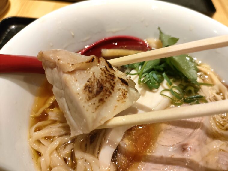 天国屋の地鶏ラーメンの鶏チャーシューの写真