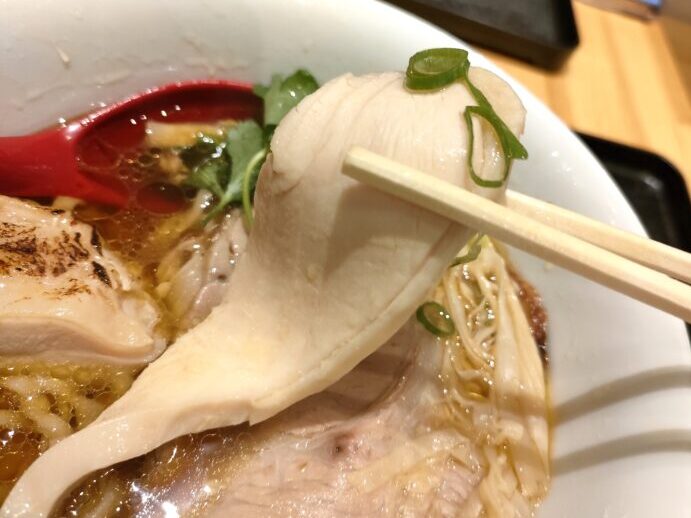 天国屋の地鶏ラーメンの胸肉チャーシューの写真