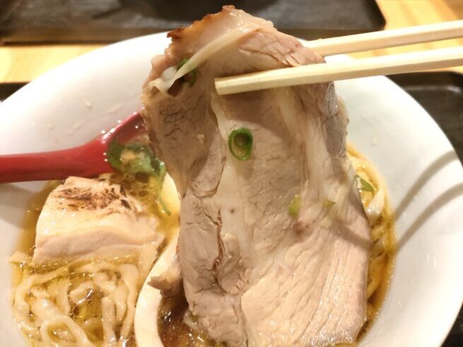 天国屋の地鶏ラーメンの豚チャーシューの写真