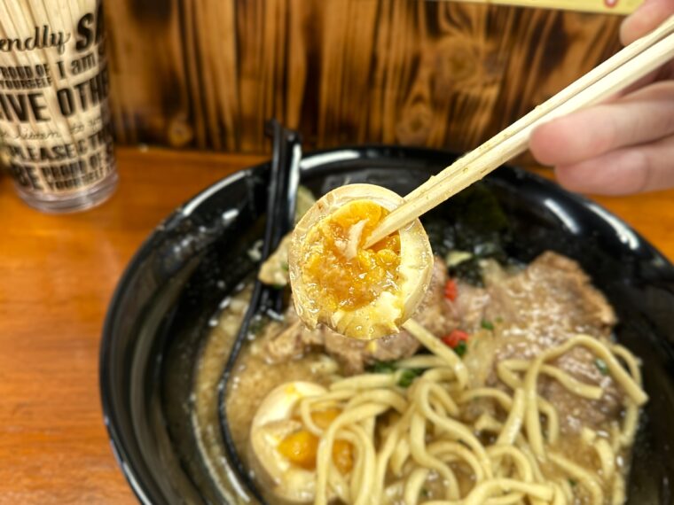 ＜麺屋ひばり＞の味玉の写真