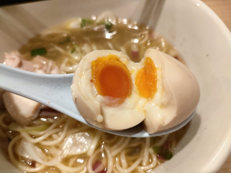 ＜中華そば くらむ＞の味玉の写真