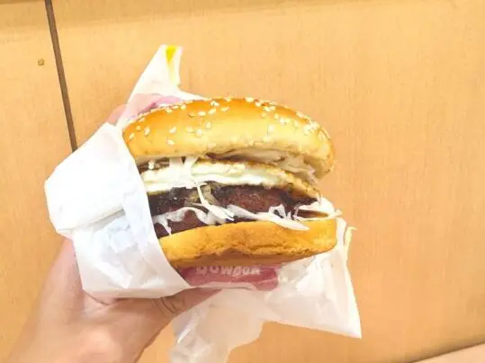 <ドムドムハンバーガー>のお好み焼きバーガの写真