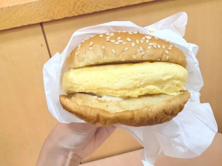<ドムドムハンバーガー>の手作りあつやきたまごバーガーの写真
