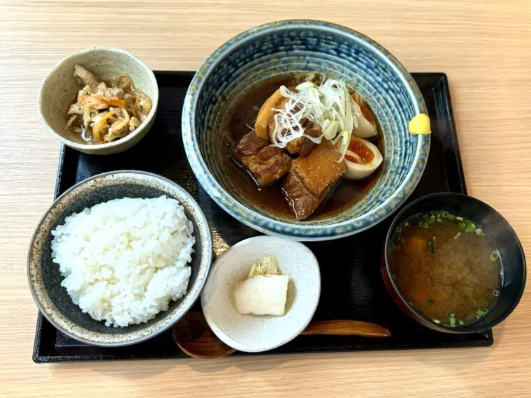 <土鍋ごはん食堂 ふじたや>の三元豚の角煮定食