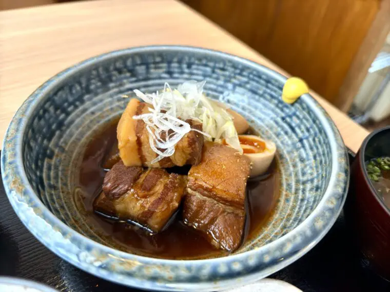 <土鍋ごはん食堂 ふじたや>の豚の角煮